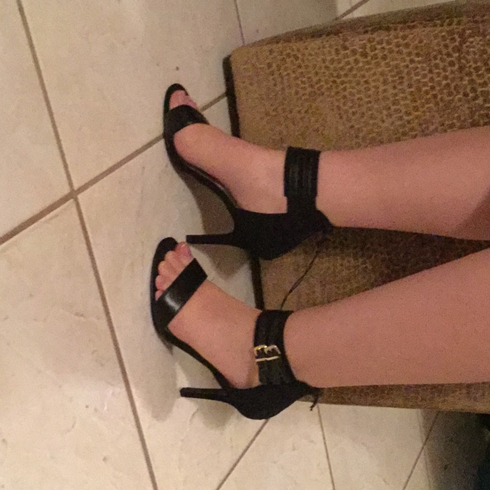 Trending around the ankle 3 buckles NWT HEELS